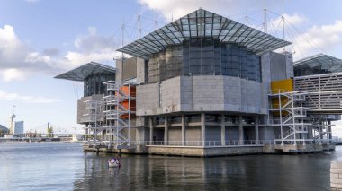 Lizbon, Portekiz - 18 Mayıs 2025: Lizbon Okyanus 'un çok katmanlı cam ve beton yapılara sahip modern mimarisi.