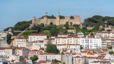 Praca do Comercio 'nun taş kemer yolu detayları. Aynı zamanda Ticaret Meydanı olarak da bilinir, Lizbon, Portekiz 'deki en ikonik ve büyük meydanlardan biridir..