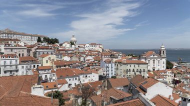 Lizbon, Portekiz - 22 Mayıs 2025: Lizbon 'un kırmızı kiremitli çatıları, tarihi binaları ve kiliseleri olan panoramik şehir manzarası