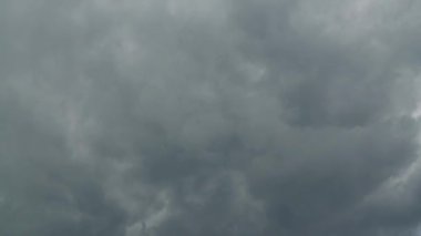 Bulutlu bir bulutun zamanı, hızlı hareket eden beyaz bulutlar bulutlu gökyüzünde sürükleniyor, doğanın güzelliğini yakalıyor ve değişen hava modellerini yakalıyor.