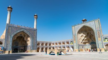 İsfahan, İran - 14 Mayıs 2019: Ziyaretçiler, Pers İslam mimarisinin karmaşık mozaikleri ve yüzyıllardır süregelen dini öneme sahip bir başyapıtı olan İsfahan 'ın tarihi Jameh Camii' ni keşfediyorlar.