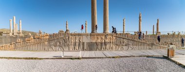 Persepolis, İran - 3 Mayıs 2019: Persepolis harabeleri, Achaemenid İmparatorluğu 'nun büyük törensel başkenti, İran İmparatorluk mimarisi ve kültürünün sergilendiği yer..