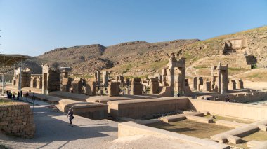 Persepolis, İran - 3 Mayıs 2019: Persepolis harabeleri, Achaemenid İmparatorluğu 'nun büyük törensel başkenti, İran İmparatorluk mimarisi ve kültürünün sergilendiği yer..