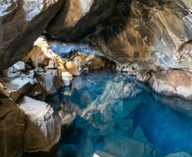 İzlanda 'daki Grjotagja mağarası. Bir zamanlar Game of Thrones' da yer alan Myvatn Gölü yakınlarında kristal berrak jeotermal suları olan gizli bir volkanik bölge..