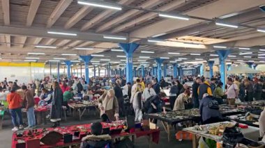 İstanbul, Türkiye - 16 Mart 2025: Ziyaretçilerle birlikte Ferikoy Bomonti Bit Pazarı, ikinci el eklektik karışımı ile tanınan bir açık hava pazarı olan antika ve antikalara göz gezdirdi.