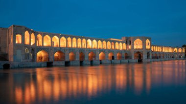 Khaju Köprüsü, Zayandeh Nehri üzerinde 17. yüzyıldan kalma çarpıcı bir Safevi dönemi. Uzun pozlu çekim. Görüntü bilerek yapılır