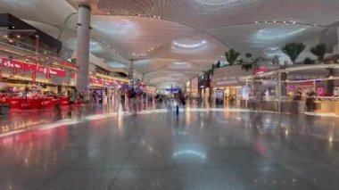İstanbul, Türkiye - 13 Temmuz 2025: İstanbul Havaalanı 'nın iç kesimindeki zaman aşımı, büyük bir uluslararası taşımacılık merkezi olarak hizmet veren dünyanın en büyük havalimanlarından biri.