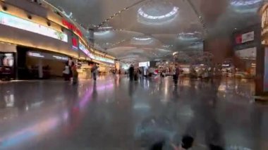 İstanbul, Türkiye - 13 Temmuz 2025: İstanbul Havaalanı 'nın iç kesimindeki zaman aşımı, büyük bir uluslararası taşımacılık merkezi olarak hizmet veren dünyanın en büyük havalimanlarından biri.
