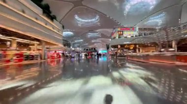 İstanbul, Türkiye - 13 Temmuz 2025: İstanbul Havaalanı 'nın iç kesimindeki zaman aşımı, büyük bir uluslararası taşımacılık merkezi olarak hizmet veren dünyanın en büyük havalimanlarından biri.