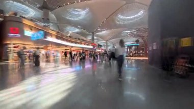 İstanbul, Türkiye - 13 Temmuz 2025: İstanbul Havaalanı 'nın iç kesimindeki zaman aşımı, büyük bir uluslararası taşımacılık merkezi olarak hizmet veren dünyanın en büyük havalimanlarından biri.