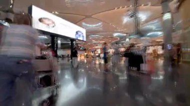 İstanbul, Türkiye - 13 Temmuz 2025: İstanbul Havaalanı 'nın iç kesimindeki zaman aşımı, büyük bir uluslararası taşımacılık merkezi olarak hizmet veren dünyanın en büyük havalimanlarından biri.