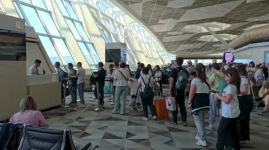 Bakü, Azerbaycan - 27 Temmuz 2025: Bakü 'deki Heydar Aliyev Uluslararası Havalimanı' nda büyük pencereleri ve çağdaş mimarisi olan yolcu kuyruğu
