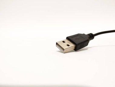 Beyaz arkaplanı olan bir USB kablosunun resmi 