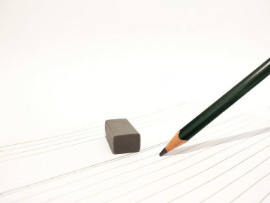 Beyaz arkaplanlı bir kalem ve silgi resmi 