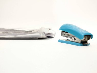 Üzerinde bir yığın kağıt olan mavi bir zımba resmi. 