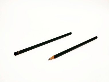 Beyaz arkaplanı olan iki kalem resmi 