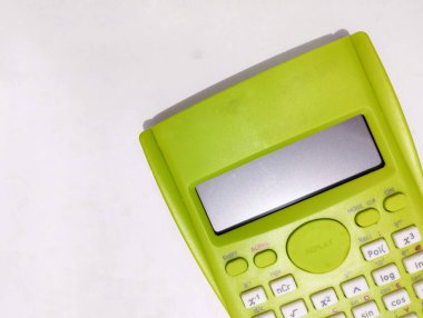 Beyaz arkaplanı olan yeşil bir bilimsel hesap makinesinin resmi 