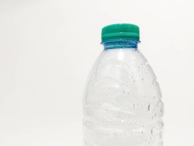 Beyaz arkaplanlı plastik bir şişe resmi 