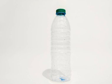 Beyaz arkaplanlı plastik bir şişe resmi 