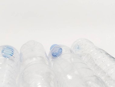 Beyaz arkaplanlı plastik şişe resmi 