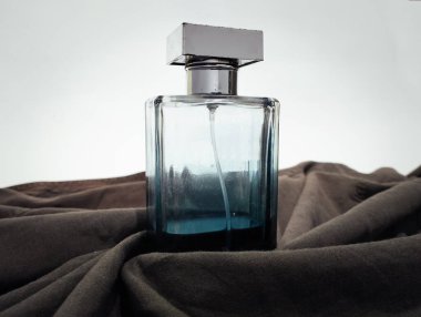 Bir şişe parfüm resmi. 