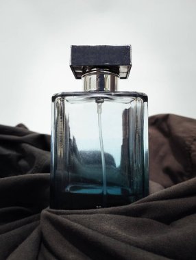 Bir şişe parfüm resmi. 