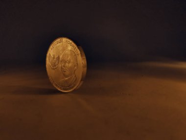 Sarı ışıklandırmalı Endonezya parası resmi