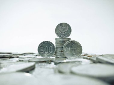 Endonezya sikkelerinin resmi. Endonezya paraları ve bir hesap makinesi