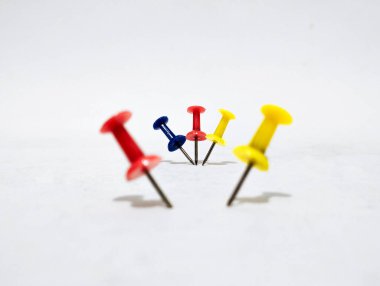 Beyaz arkaplanlı raptiyelerin resmi