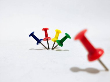 Beyaz arkaplanlı raptiyelerin resmi