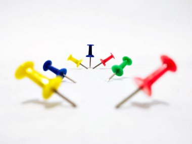 Beyaz arkaplanlı raptiyelerin resmi