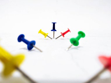 Beyaz arkaplanlı raptiyelerin resmi