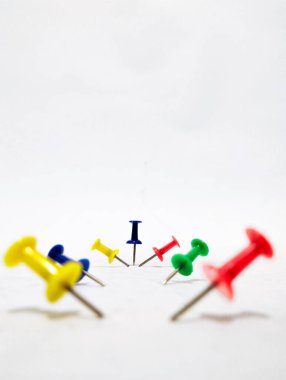 Beyaz arkaplanlı raptiyelerin resmi