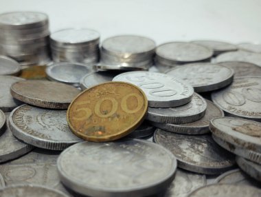 Beyaz arkaplanlı Endonezya sikkelerinin resmi