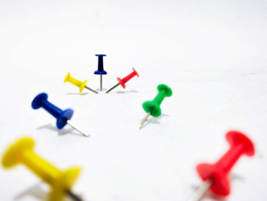 Beyaz arkaplanlı raptiyelerin resmi