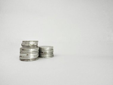 Beyaz arkaplanlı Endonezya sikkelerinin resmi