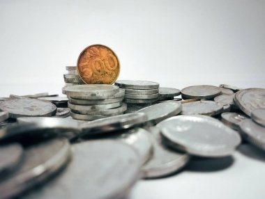 Beyaz arkaplanlı Endonezya sikkelerinin resmi
