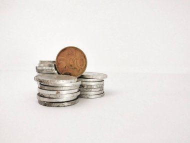 Beyaz arkaplanlı Endonezya sikkelerinin resmi