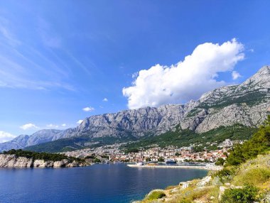Makarska limanında güneşli bir gün 