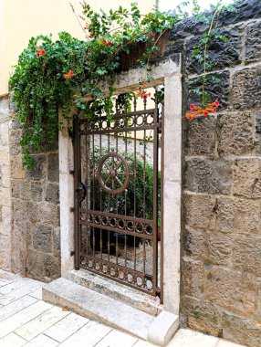 Yağmurdan sonra Makarska 'da eski bir taş sokak.