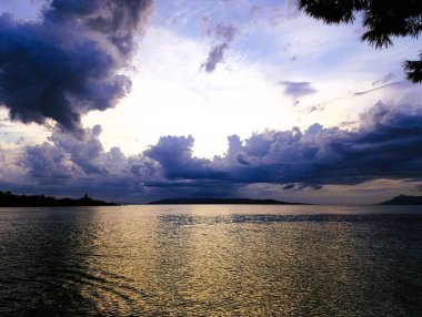 Makarska 'da bulutlu gökyüzü ve mavi deniz