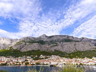 Makarska ve mavi gökyüzü