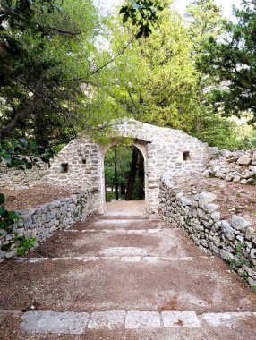 Makarska yarımadasındaki eski taş kapı.