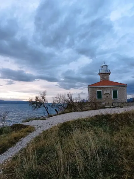 Bulutlu sonbahar gününde deniz feneri 