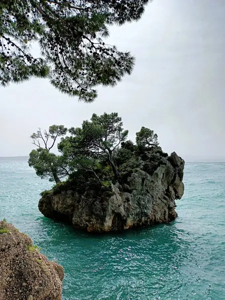 Yeşil denizde Brela Taşı