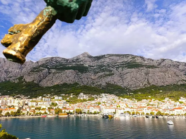 Makarska ve mavi gökyüzü