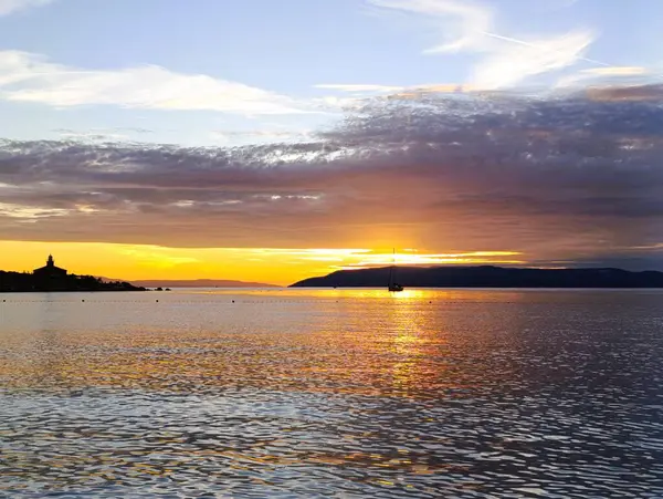 Makarska sahilinde altın gün batımı