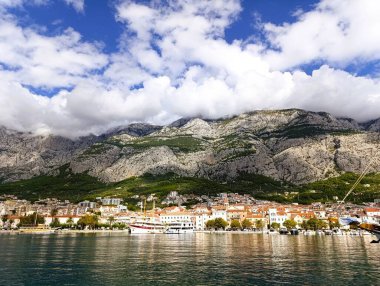 Bulutlu bir günde Makarska kasabasının panoraması