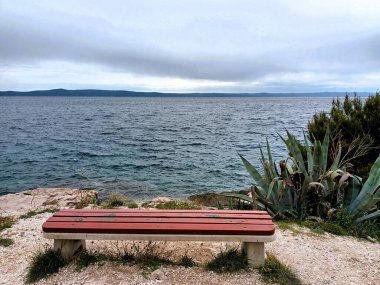 Denizde kırmızı bir bank 