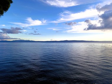 Güzel mavi deniz ve ada Hvar